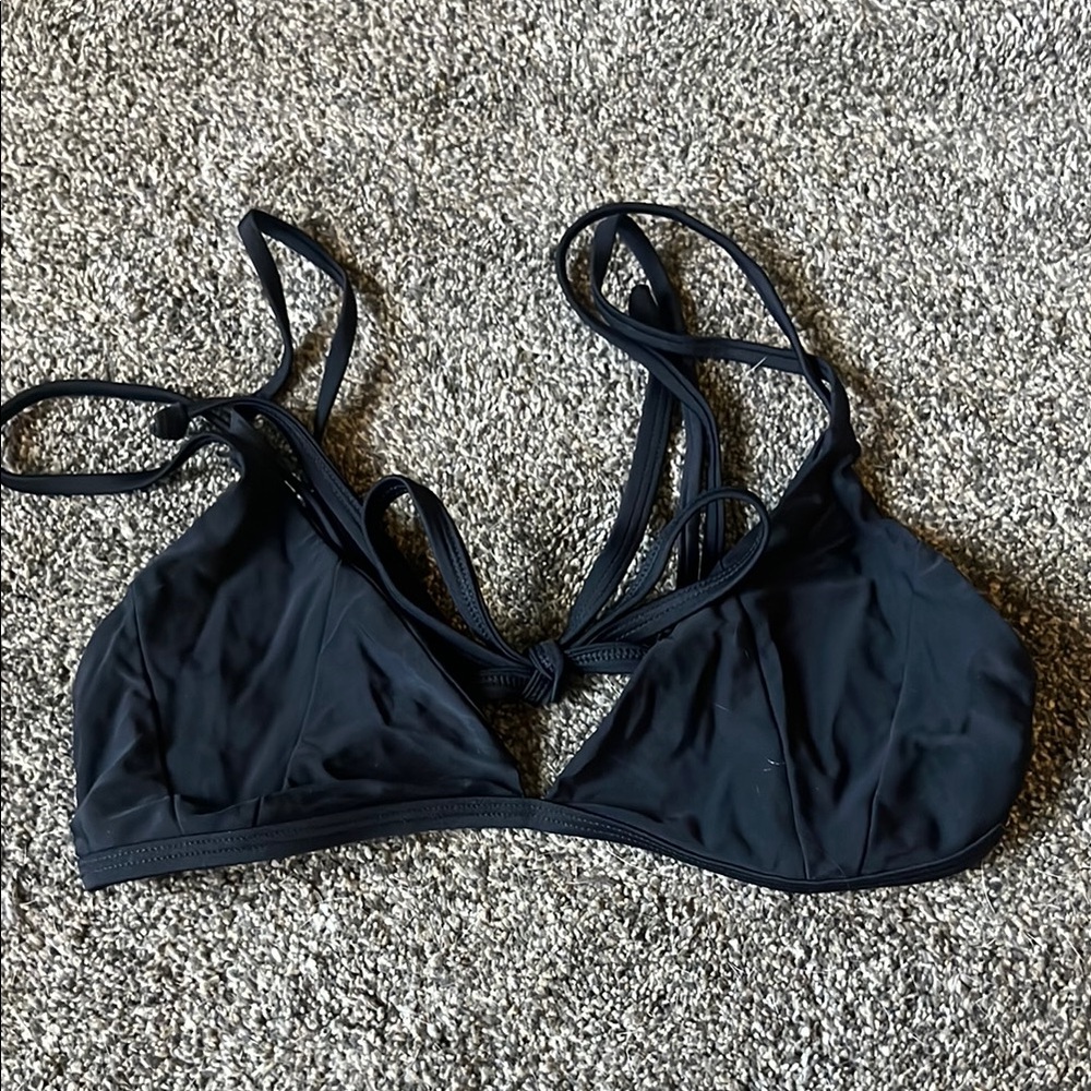 Kulani Kinis shoulder triangle top